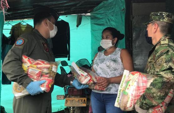 La Fuerza Aérea continua entregando ayudas humanitarias a familias del Tolima  
