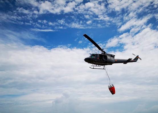Helicóptero de la Fuerza Aérea realiza misión de extinción de incendios en el Parque Isla Salamanca