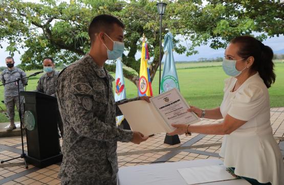 En ceremonia de licenciamiento dos soldados de la Fuerza Aérea recibieron su título de Bachiller 