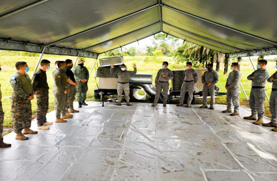Militares guatemaltecos son entrenados en paracaidismo por la Fuerza Aérea Colombiana