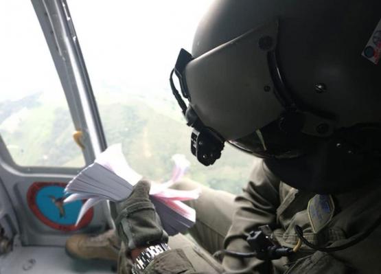 Con mensajes desde el aire, la Fuerza Aérea sensibiliza a tolimenses y cundinamarqueses