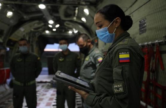 Por primera vez, una mujer vuela al mando del Hércules C-130 de la Fuerza Aérea Colombiana