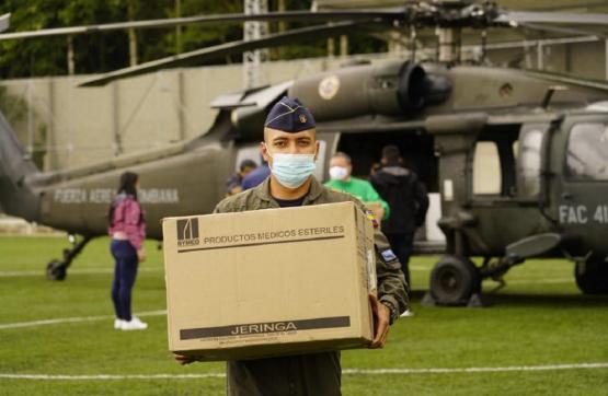 Fuerza Aérea Colombiana transporta 17.000 dosis de vacunas en Antioquia 