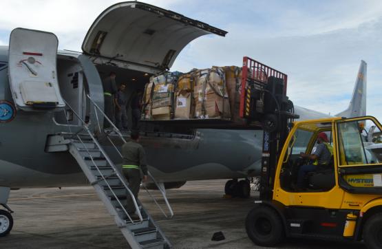 Más de 2 toneladas de mercados y juguetes fueron transportados hasta el Amazonas por su Fuerza Aérea Colombiana