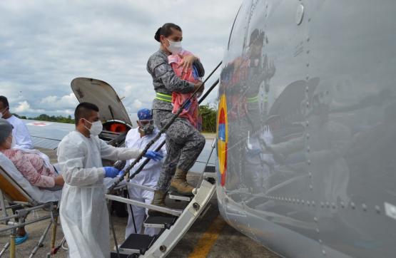 Un ángel de metal de la Fuerza Aérea transportó a bebé recién nacida para salvar su vida