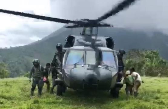 Helicóptero ‘Ángel’ de la Fuerza Aérea Colombiana evacúa damnificados en Dabeiba, Antioquia