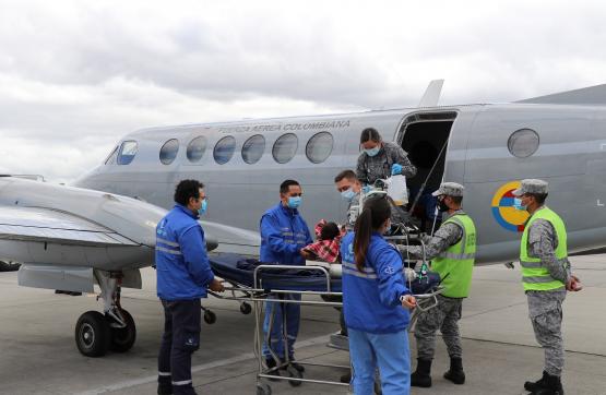 Bebé herido con arma de fuego es trasladado desde Mitú por la Fuerza Aérea Colombiana