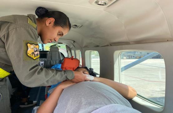 Mujer gestante fue trasladada de Providencia en aeronave de su Fuerza Aérea