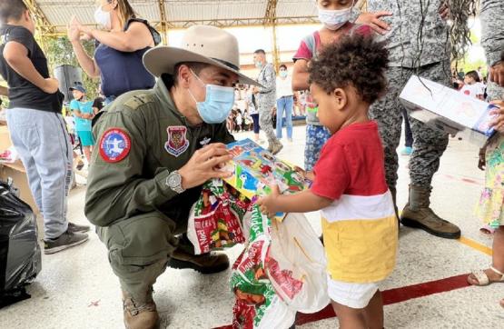 Alegría y esperanza para los niños de Maní, Casanare gracias a la Fuerza Aérea Colombiana