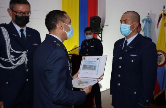 Oficiales de la Fuerza Aérea Chilena se formaron como pilotos de helicóptero en la EHFAA