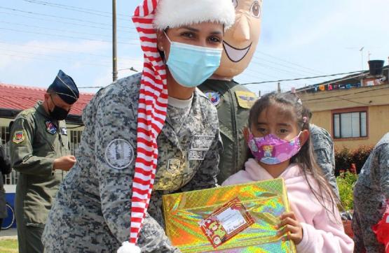  500 niños de las veredas de Puente Piedra y El Corzo celebran la Navidad con la Fuerza Aérea Colombiana