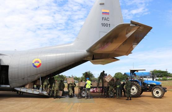 En una aeronave de la Fuerza Aérea Colombiana llegaron útiles escolares al Vaupés