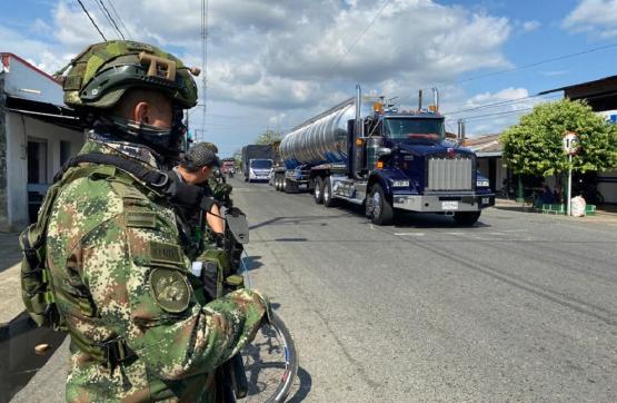 Fuerzas Militares custodian caravanas de vehículos en el Bajo Cauca antioqueño