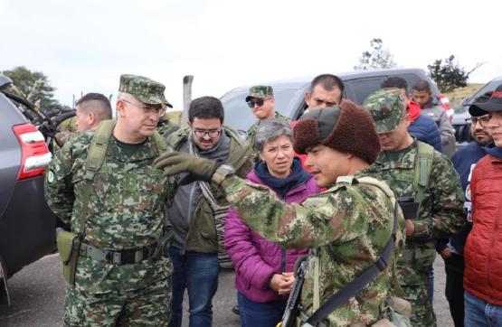 Fuerzas Militares acompañan a alcaldesa de Bogotá en recorrido por el Sumapaz