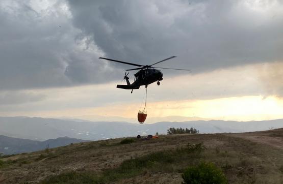 Helicóptero de la Fuerza Aérea realiza labores de extinción de incendio en el cerro San Marcos, Boyacá