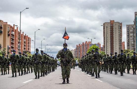 Con multitudinaria asistencia de los colombianos se cumplió desfile militar y policial del 20 de Julio
