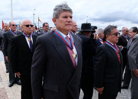 Ministro de Defensa condecora oficiales egresados hace 50 años de las escuelas de formación militar, en primer plano el general Freddy Padilla De León, excomandante de las Fuerzas Militares 