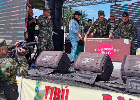 segundo comandante de Fuerzas Militares entrega televisión a un soldado de El Catatumbo