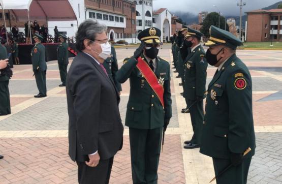 Ministro de Defensa rinde homenaje al Ejército Nacional en su día