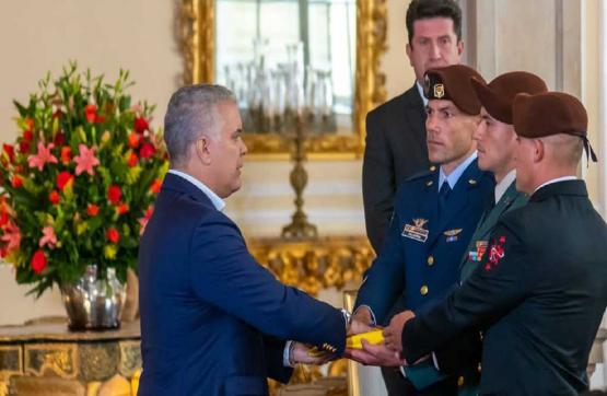 Presidente de la República entrega Pabellón Nacional al equipo de las Fuerzas Militares