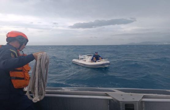 Armada de Colombia asiste a hombre a la deriva en Santa Marta