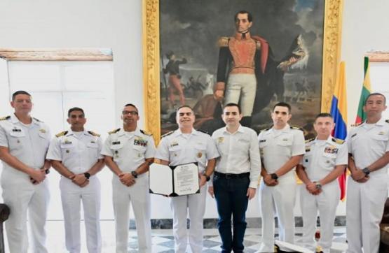 Comandante Fuerza Naval del Caribe recibe condecoración por parte de la Gobernación de Bolívar