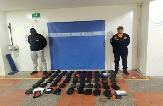 Armada de Colombia incauta cocaína adherida en el casco de un buque de carga a granel