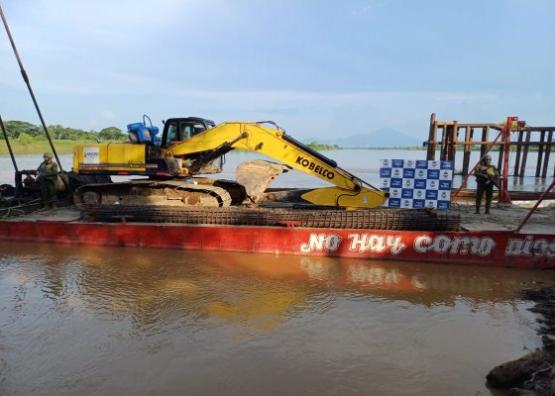 Armada de Colombia incauta maquinaria amarilla utilizada para minería ilegal