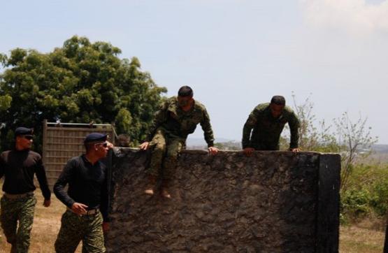 Alumnos de infantería de marina entrenan con las fuerzas especiales