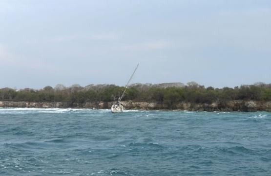 Armada de Colombia asiste velero en emergencia