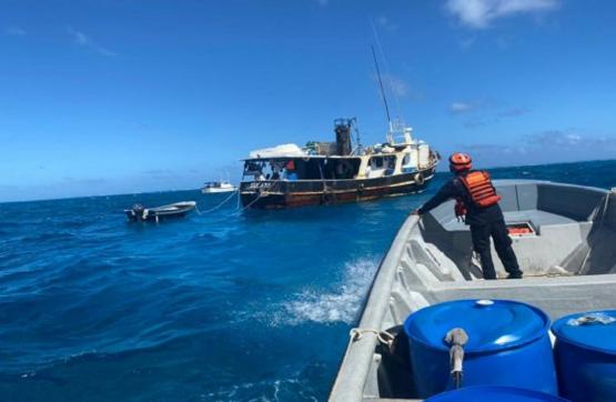  Armada de Colombia atiende emergencia de pescadores en altamar