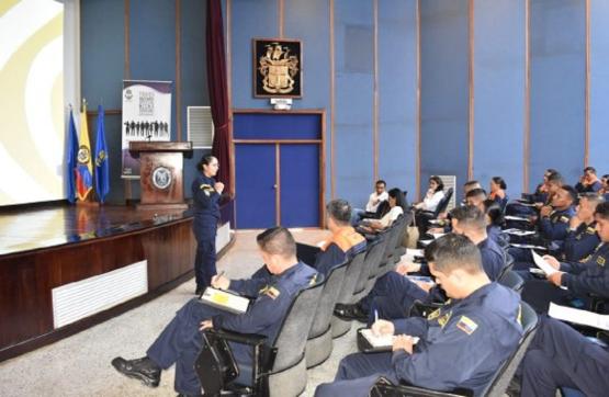 Expedicionarios antárticos se capacitan en la universidad marítima de Colombia