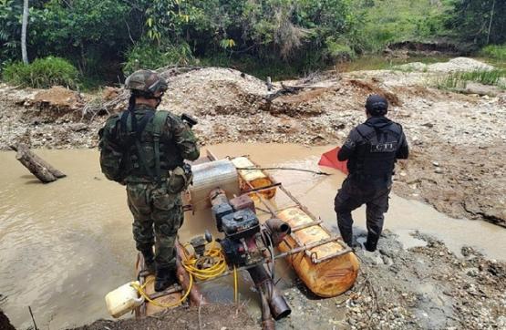 Ejército, Fuerza Aérea y CTI, incautan cuatro dragas para la extracción ilegal de oro en el Oriente caldense