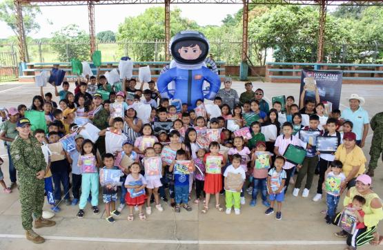 Entrega de kits escolares en el resguardo indígena El Duya, en Orocué, Casanare