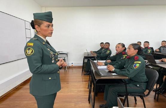Primera mujer comandante de compañía de la Escuela Militar de Cadetes