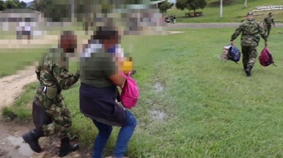 Ejército brinda ayuda humanitaria a familia de alias Camilo, cabecilla del EPL, y víctima de amenazas de muerte del ELN