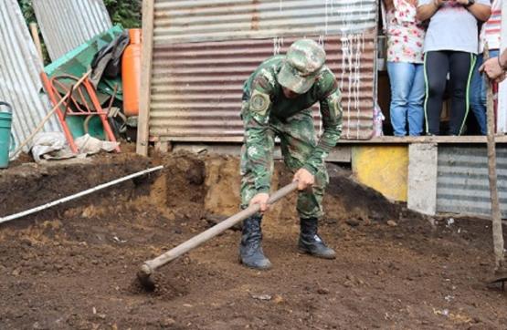 Ejército Nacional apoya a familia damnificada por la ola invernal en el Líbano, Tolima