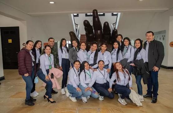 Ejército Nacional y 17 aprendices del Sena adelantan visita pedagógica a la capital colombiana