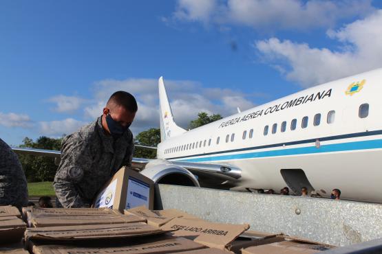 Avión presidencial FAC 0001 transporta ayuda humanitaria hacia el Amazonas
