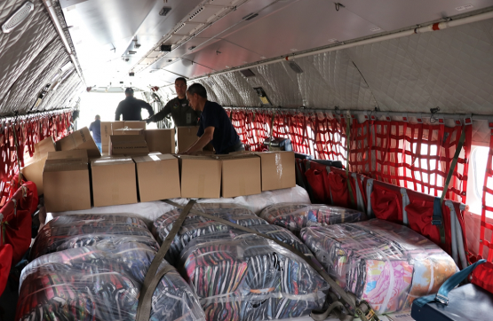 Más de 8 toneladas de ayudas humanitarias son transportadas hacia Guapi por la Fuerza Aérea Colombiana