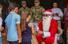 A más de 400 niños y niñas de Arboleda, Caldas, sus regalos de navidad los llevó Papá Noel en el helicóptero de la Operación Jaque