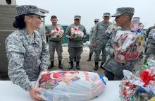La generosidad toca los corazones de los soldados en el Comando Aéreo de Mantenimiento