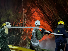 Quinta Brigada atiende incendio forestal en Floridablanca, Santander: soldados evitaron que las llamas afectaran la infraestructura de un colegio