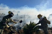 Más de 90 horas de trabajo continuo suman los soldados de la Quinta Brigada, para mitigar incendios forestales en Santander