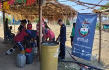 Armada de Colombia entrega 220 mil litros de agua potable a comunidades afectadas por la sequía