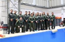 Armada de Colombia entrena pilotos de la Policía Nacional en supervivencia y escape de cabina bajo el agua
