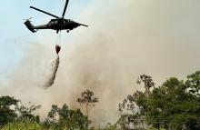 Dos capacidades de su Fuerza Aeroespacial unen esfuerzos para extinguir incendio forestal en Barrancabermeja