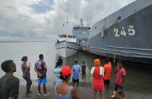 Armada de Colombia rescata 25 personas y evita hundimiento de una embarcación