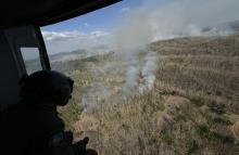 Extinción de incendio de gran magnitud en Sucre, es apoyado desde el aire por la Fuerza Aérea Colombiana