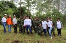 Ejército Nacional en su compromiso medioambiental, apoya a las mujeres cafeteras del departamento de Caldas
